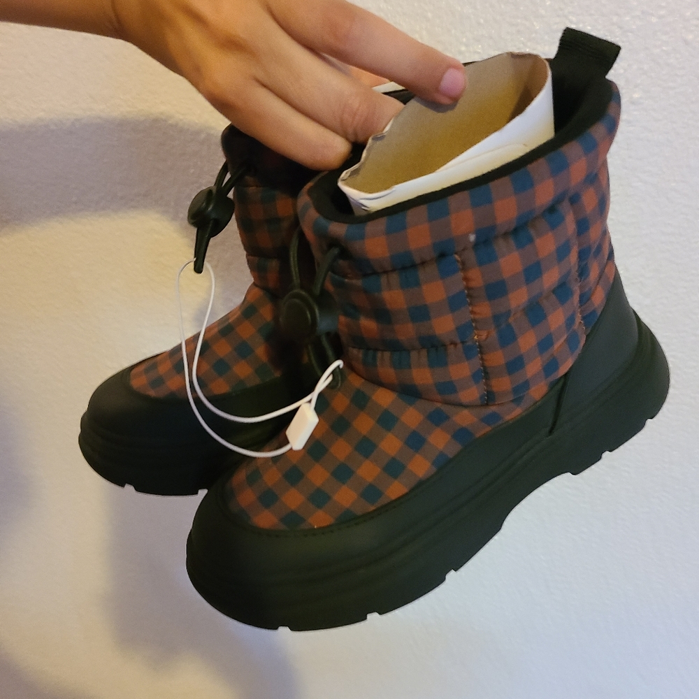 Zara size 1 snowboots new